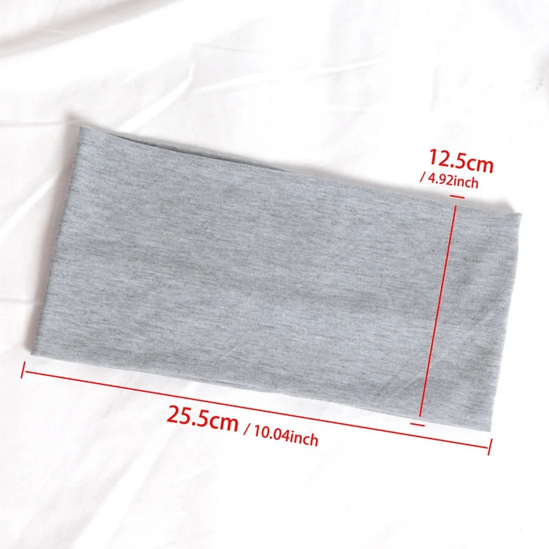 Cotton comfort headband in black - lifestyle workout shot